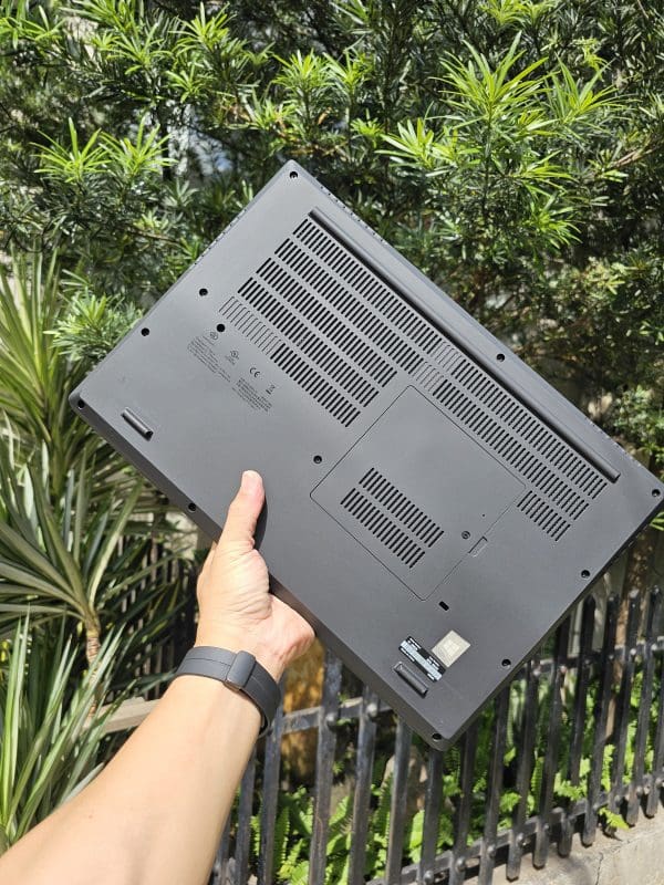 ThinkPad P15 G2 - Mặt sau